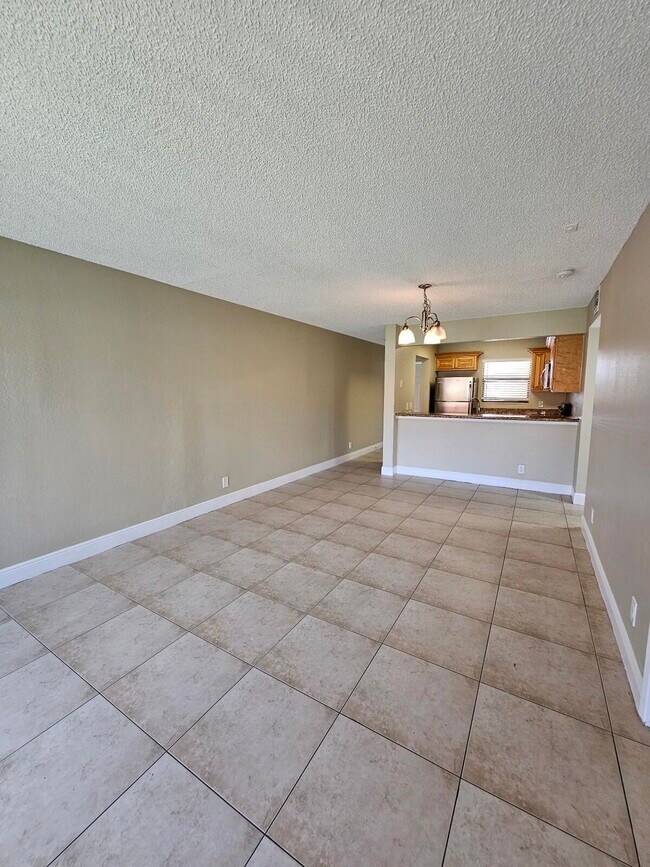 Building Photo - 1447 Lake Crystal Dr