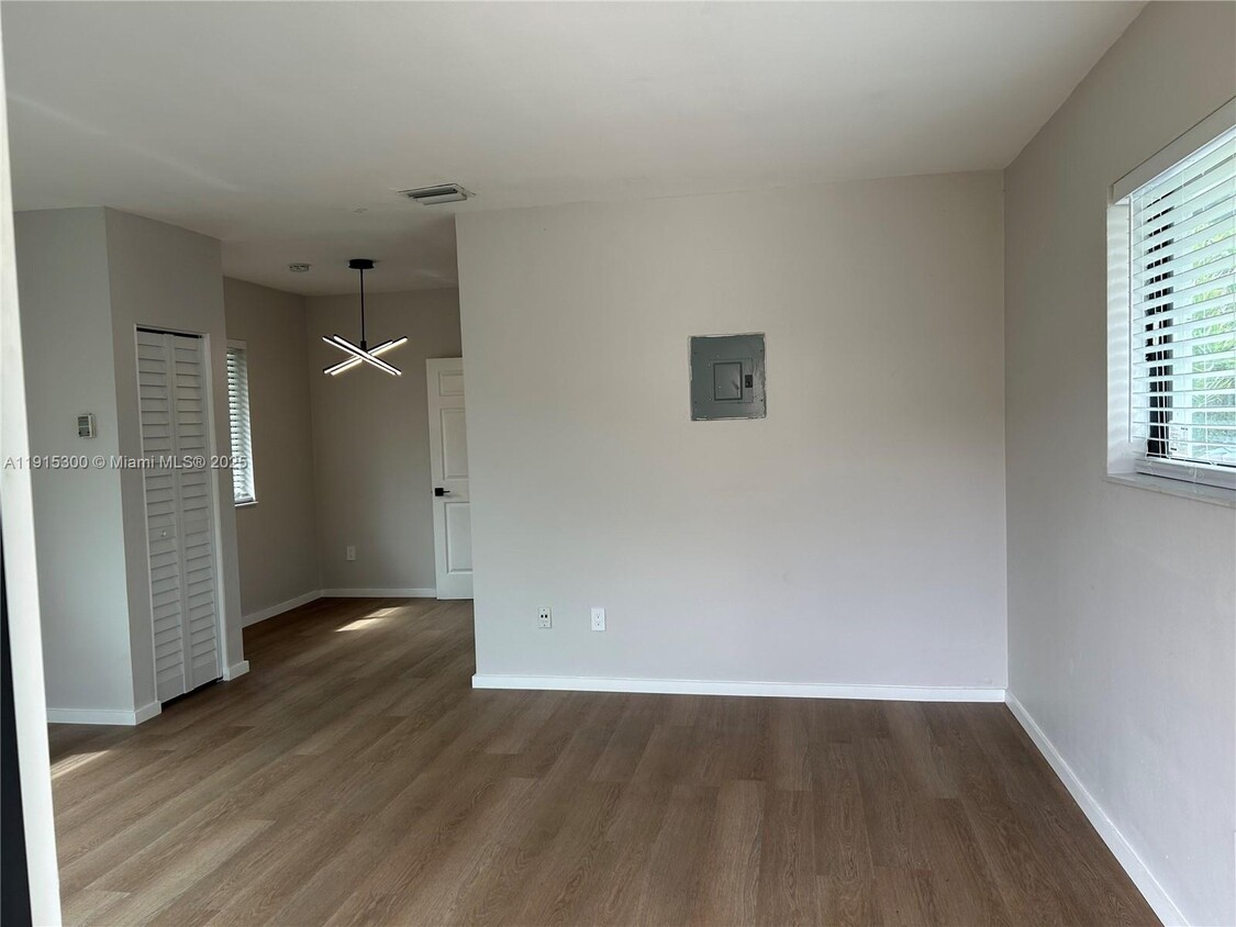 Foto principal - 1280 NE 105th St