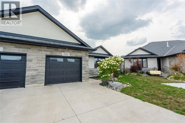 Building Photo - 709 Ferdinands Cres