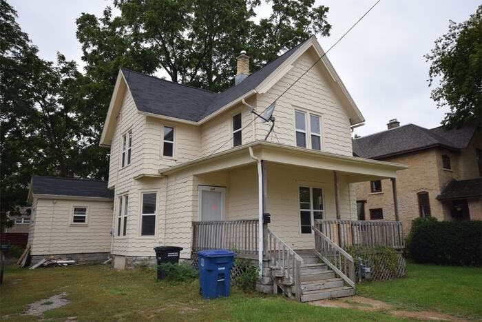 Primary Photo - 5 bed/2 Bath