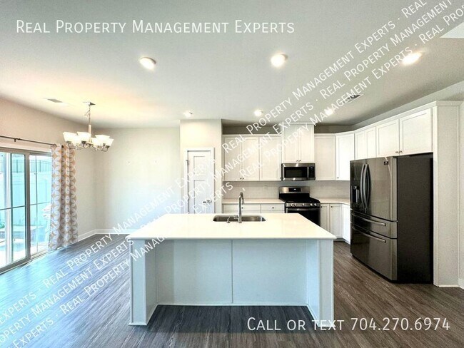 Building Photo - Amazing 3BD/ 2.5 BA Townhouse at Waterfron...