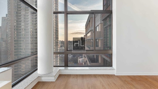 Building Photo - 300 E 39th St