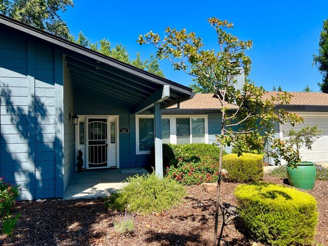 Building Photo - 3 Bedroom 2 Bathroom 2 Car Garage Home in Loomis