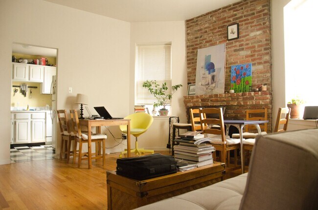 Foto del edificio - Dupont Prime Location Tree-Lined Corcoran St & 17th 1 bed 1 bath Condo UTILITIES INCLUDED.