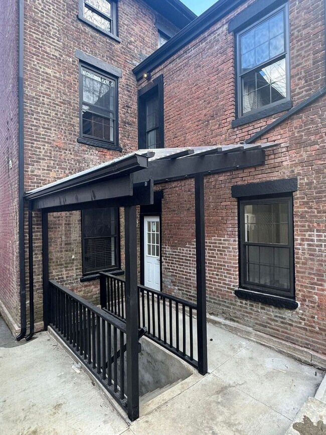 Foto del edificio - Real Estate Listing: Newly Renovated 2-Bed...