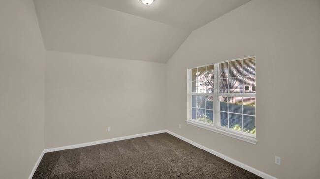 Building Photo - Large Fenced back yard, High Ceilings, Jac...