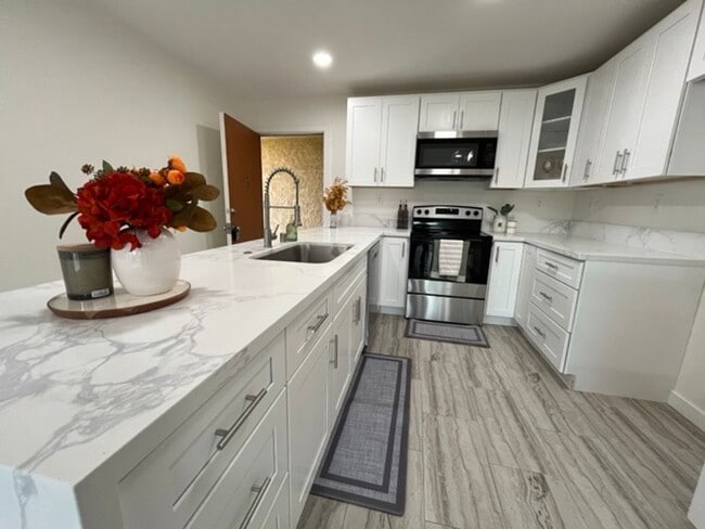 Downstairs 1 Bedroom Unit in Orange - Downstairs 1 Bedroom Unit in Orange Apartment