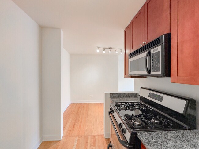 Building Photo - 625 W Wrightwood Ave