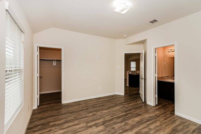 Foto del edificio - 5707 Kyle Cove Dr