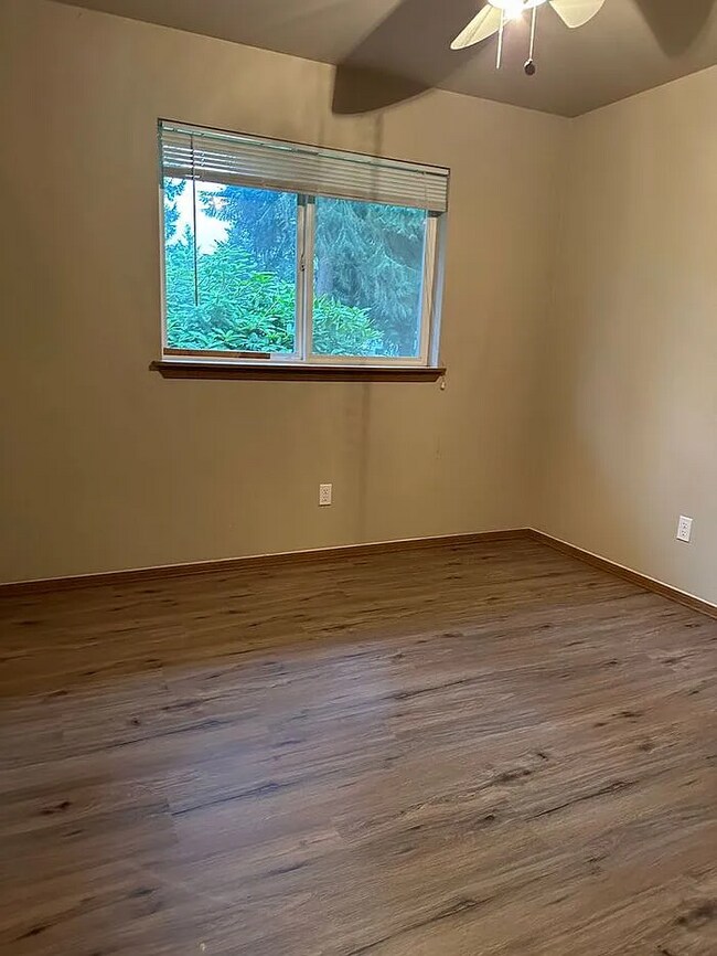 Building Photo - Nice 2 plus Bedroom 2 Bath Duplex in Puyallup!! Nice Location!!