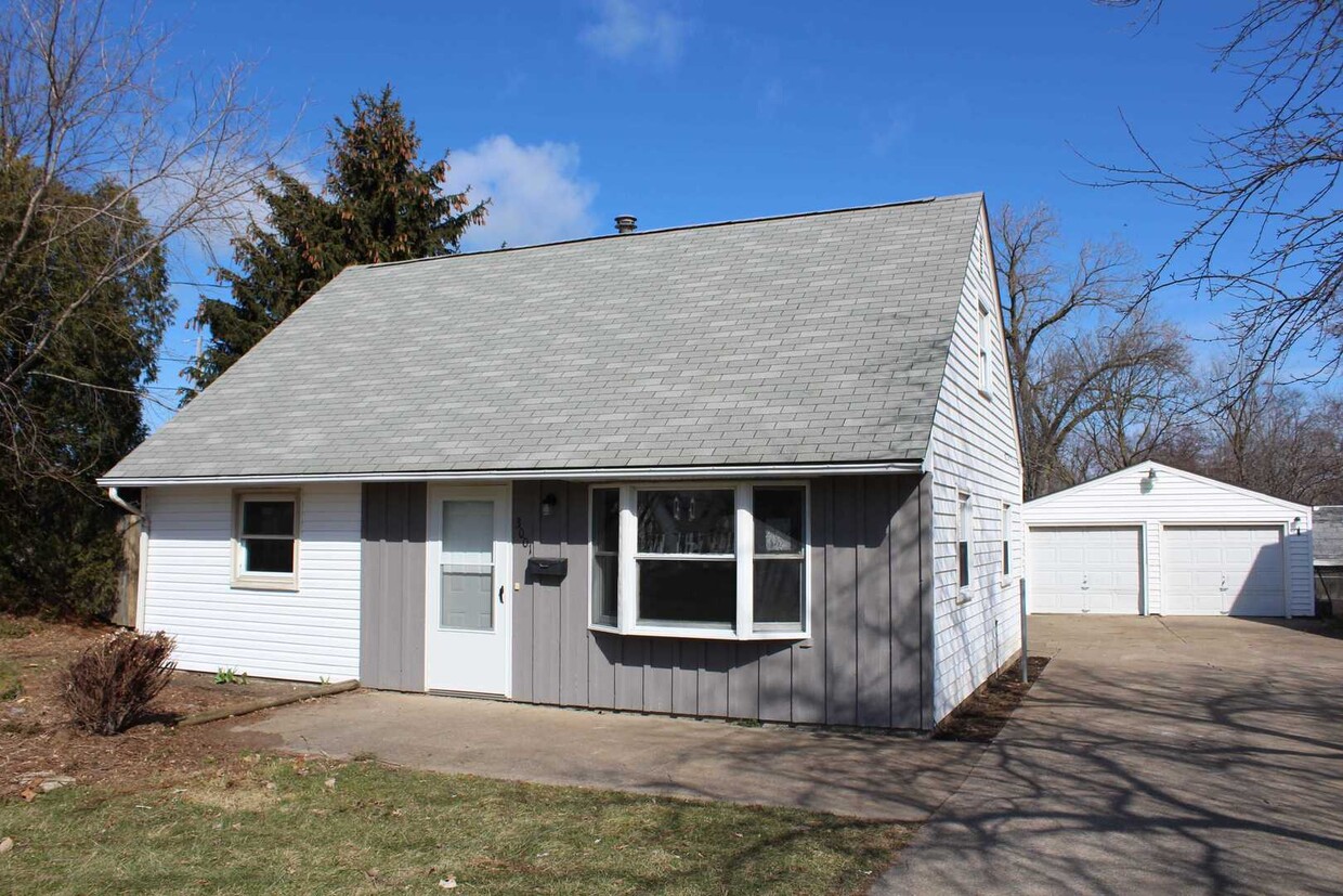 Primary Photo - Updated 4 bedroom east side home with addi...