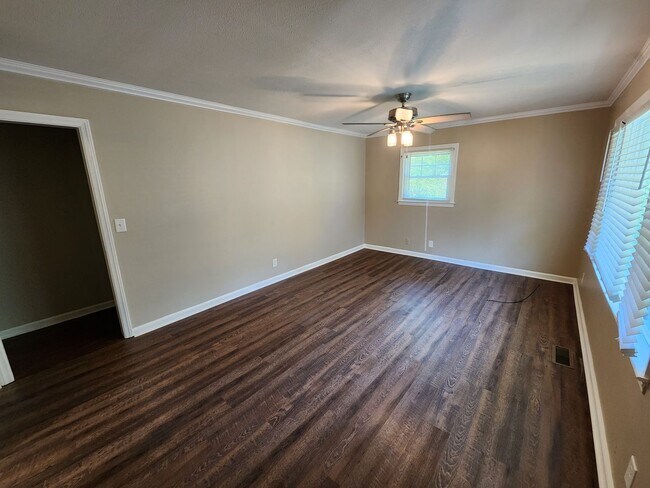 Building Photo - Southern Charm