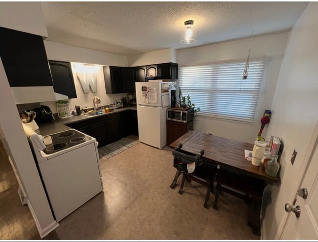 Building Photo - 3719 Kalamazoo Ave SE