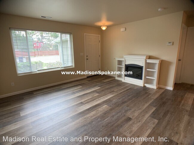 Foto del edificio - 3 br, 2 bath House - 7715 N Maple St.