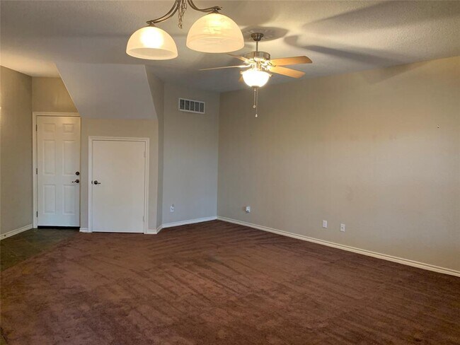 Building Photo - 3040 Bayshore Dr