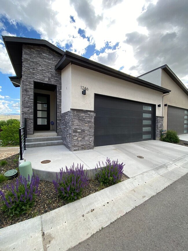 Foto del edificio - Close to Micron! Luxury Town Home With Two...