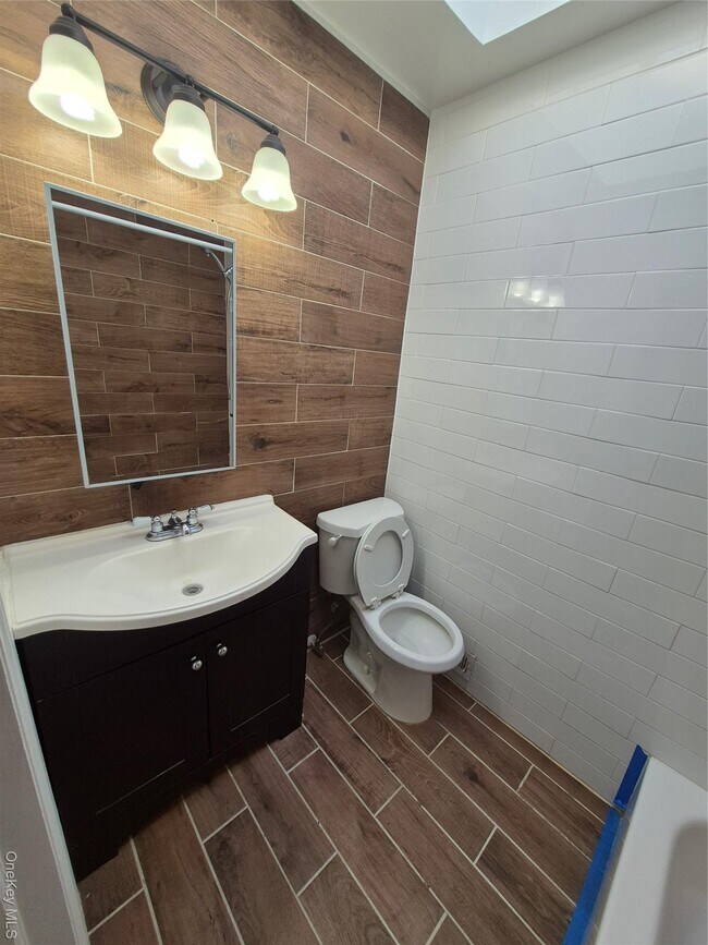 Foto del edificio - 923 E 227th St