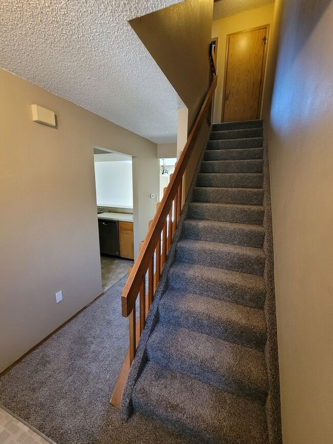 Building Photo - Great Townhome in a Gated Community