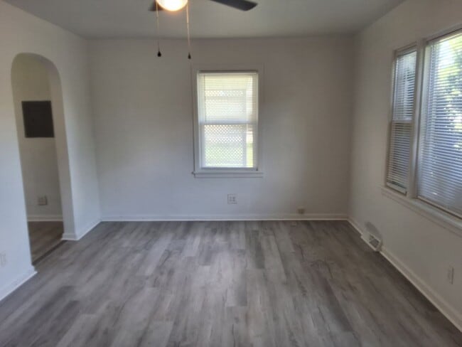 Building Photo - 504 Sunrise Ln