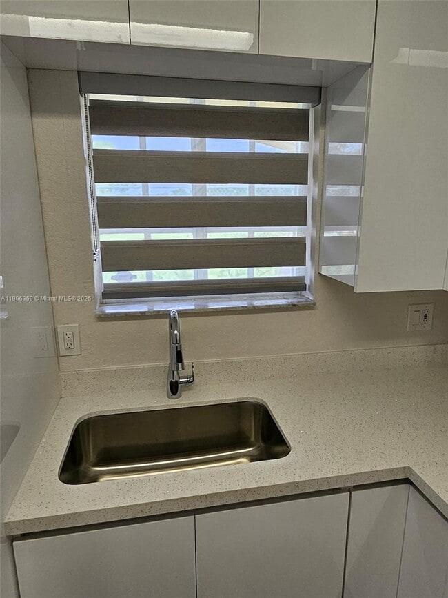 Foto del edificio - 6752 NW 182nd St