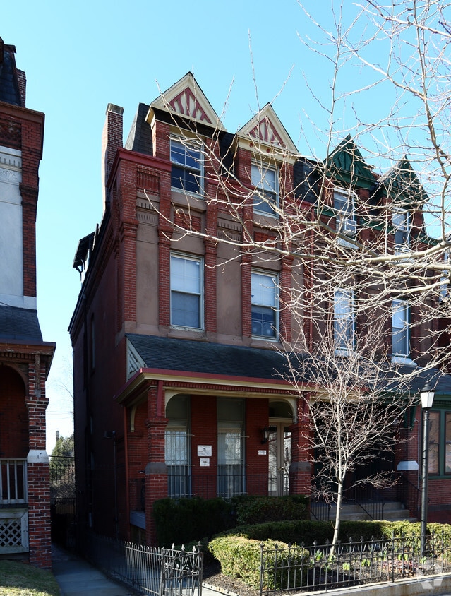 Primary Photo - 4208 Walnut St