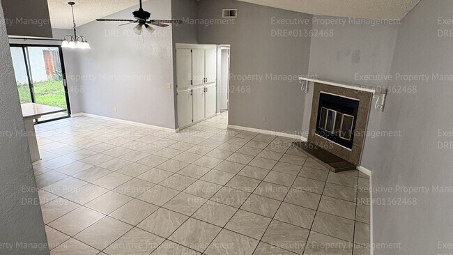 Building Photo - 3 bedroom/ 2 bathroom home nestled in a cul-de-sac.