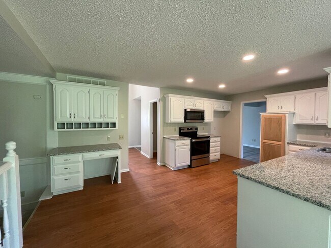 Foto del edificio - Stunning 4BR 2.5BA w/ Granite Kitchen in South Overland Park