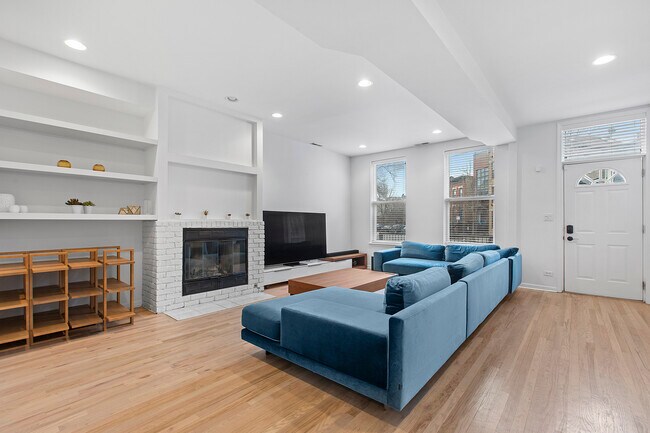 Foto del edificio - 1732 W Beach Ave