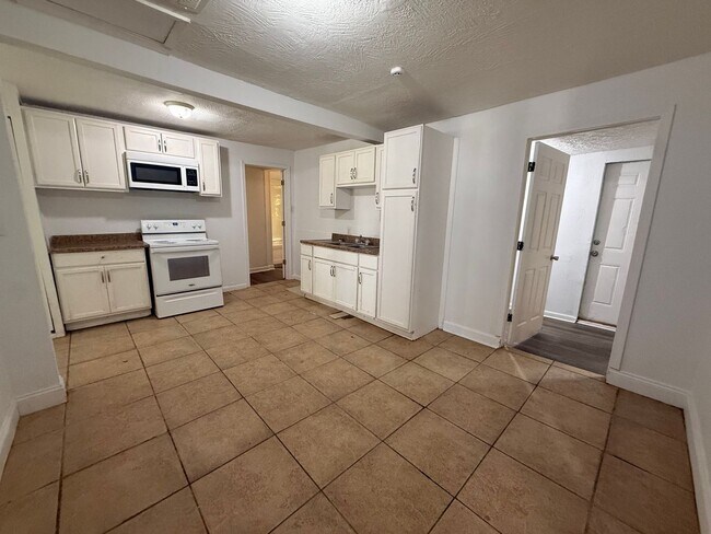 Foto del edificio - 1438 N Brown Ave