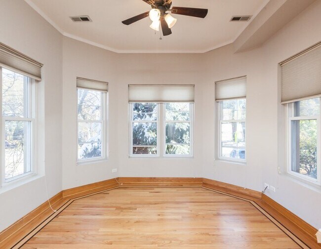 Building Photo - 4072 N Sheridan Rd