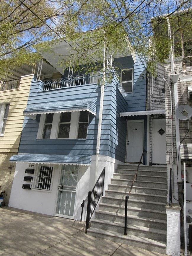 Building Photo - 949 E 213th St