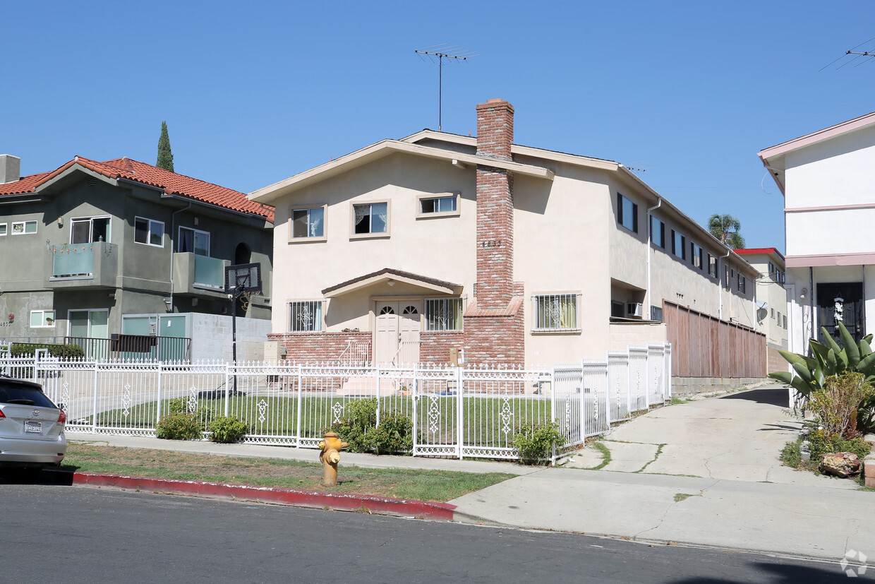Primary Photo - 4833 Elmwood Ave