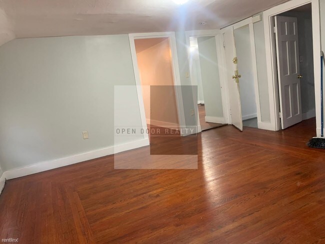 Building Photo - 4 br, 1 bath  - 611 Elm St