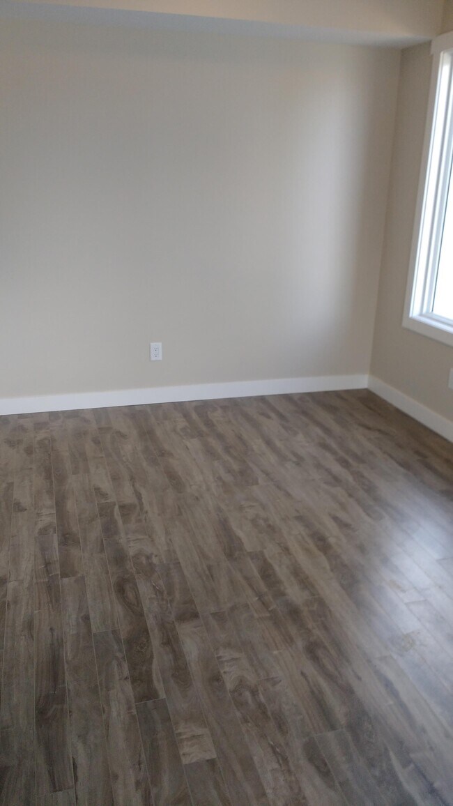 Building Photo - 25 Bed 0 Bath Unit in Calmar, AB