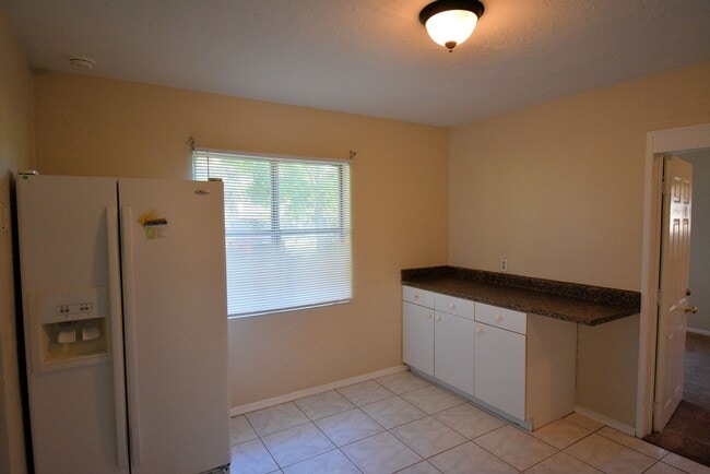 Foto del edificio - Newer flooring  3/1 off Palm Beach Blvd
