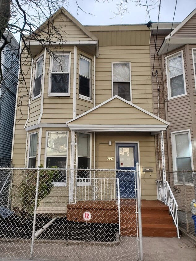 Foto principal - Single Family Home 3 beds 2 baths Newark