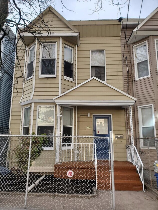 Primary Photo - Single Family Home 3 beds 2 baths Newark