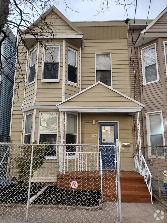 Building Photo - 204 3rd St
