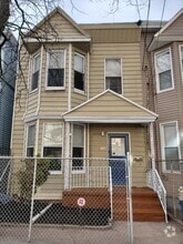 Building Photo - 204 3rd St