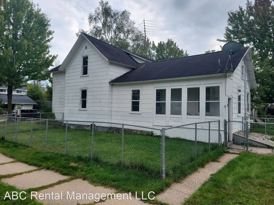 Foto principal - 4 br, 1.5 bath House - 122 N State St