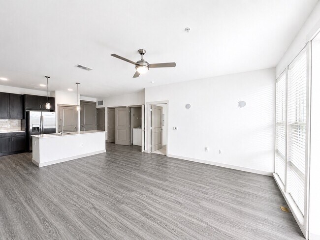 Building Photo - 1111 N Durham Dr