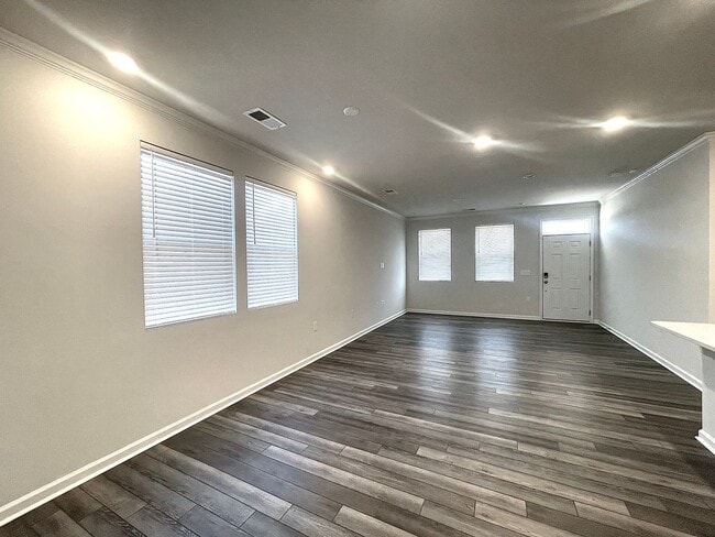 Foto del edificio - New End Unit Townhome in Raleigh!