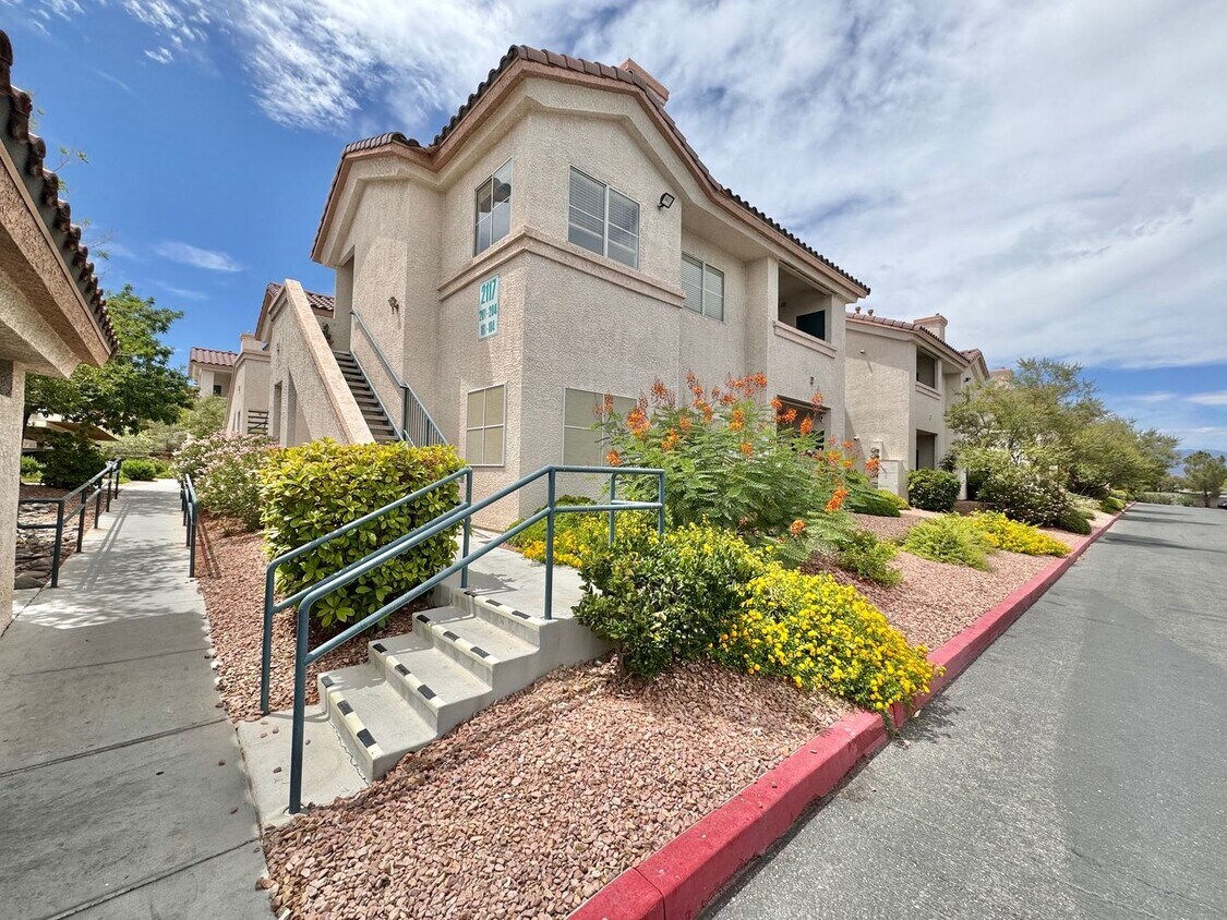 Foto principal - SPACIOUS 3 BEDROOM, 2 BATHROOM UPGRADED CO...