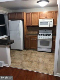Foto del edificio - 5925 Summerdale Ave