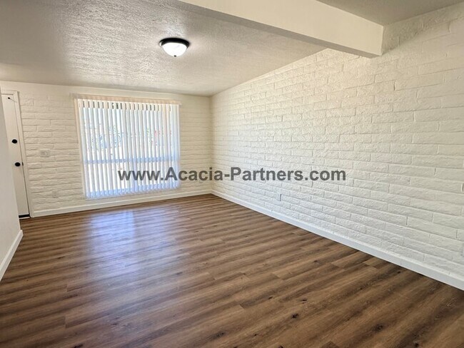 Foto del edificio - Three Bedroom Home