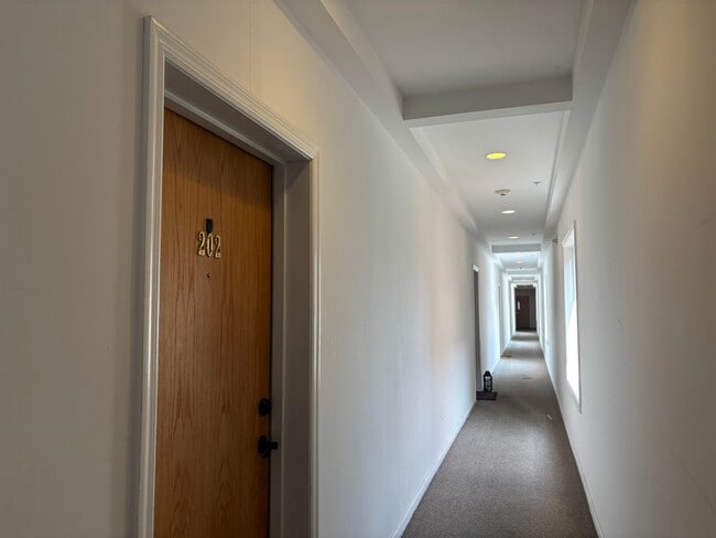 Building Photo - 528 52nd St