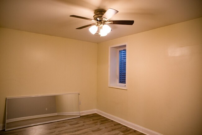 Building Photo - 3 Bedroom Town-home Unit Close by The U of M! Available September 2026