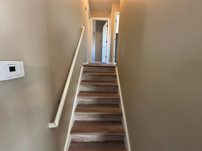 Building Photo - 3 Bed 2 Bath Home Located in the Middle of...