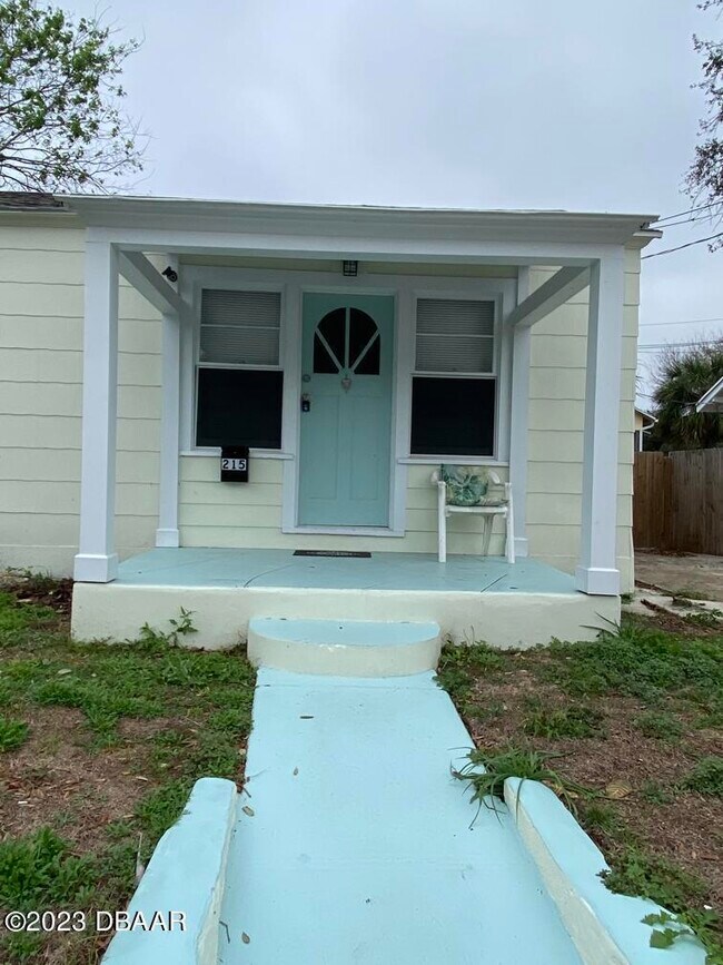 Foto del edificio - 215 N Oleander Ave