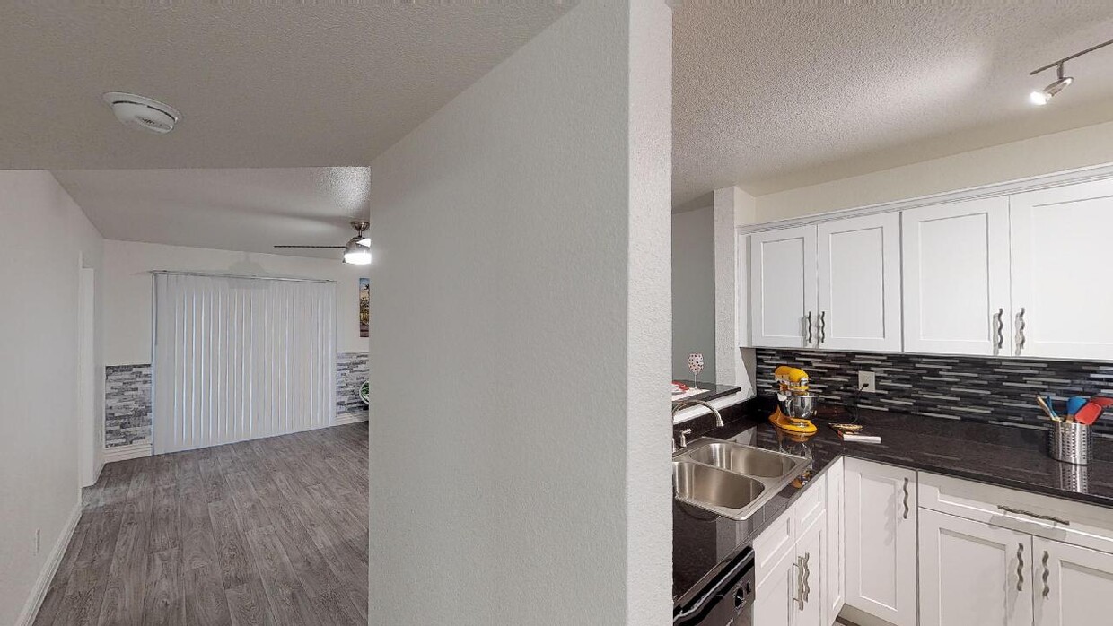 Urban Walk Apartments - 3802 N 27th St Phoenix, AZ 85016